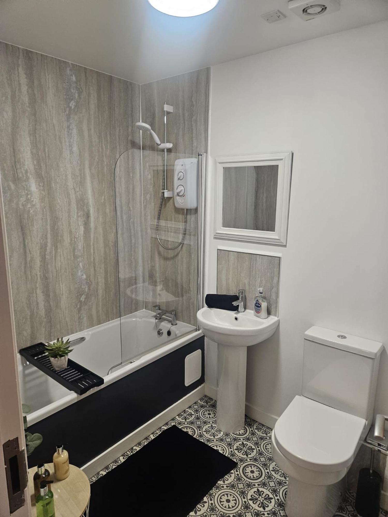 Langley Apartment City Centre Secure Parking 2 Min Walk, Public Transport 1 Min Walk, Great Location Quiet Side Street 2 Bedroom, 2 Bathroom Inverness Exterior foto