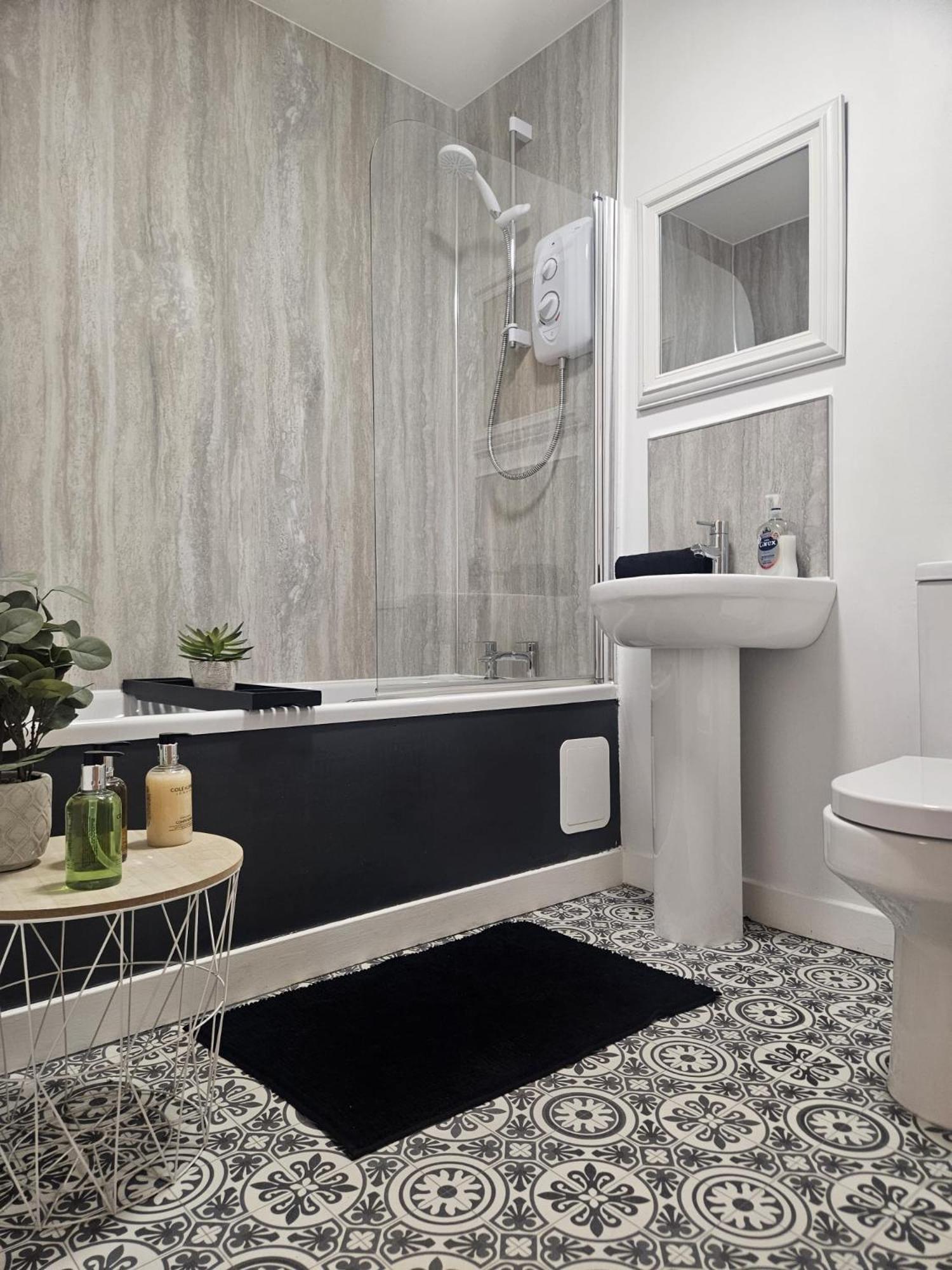 Langley Apartment City Centre Secure Parking 2 Min Walk, Public Transport 1 Min Walk, Great Location Quiet Side Street 2 Bedroom, 2 Bathroom Inverness Exterior foto